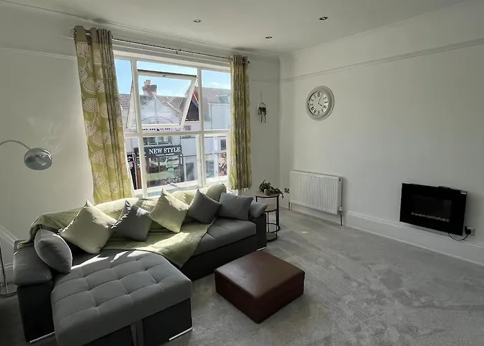 Central Two-Three Bedroom Beach Town Maisonette